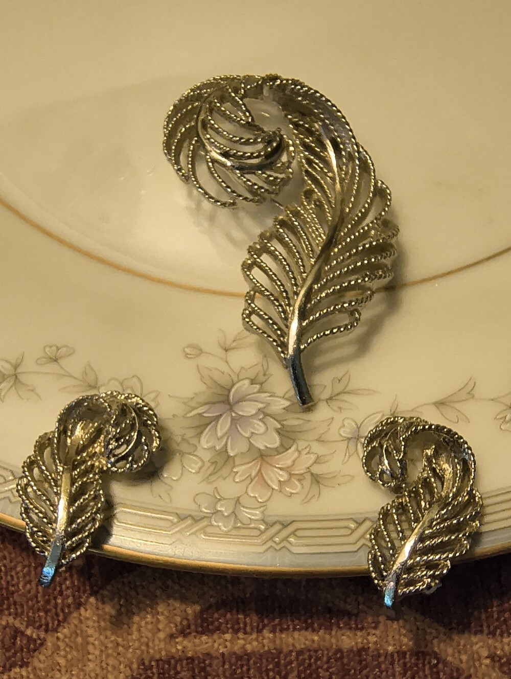 Vtg Signed LISNER Demi-parure Silver Tone Textured FEATHER Brooch Earrings Set